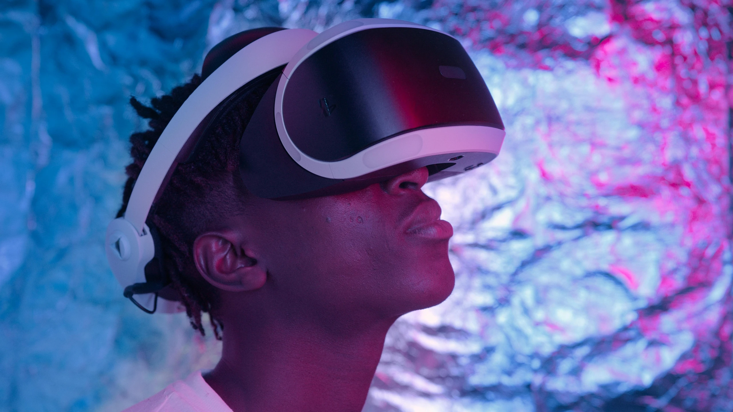 a young man wearing a virtual reality headset, pexels, afrofuturism, glowing visor, head looking up, photo of a black woman, immersed