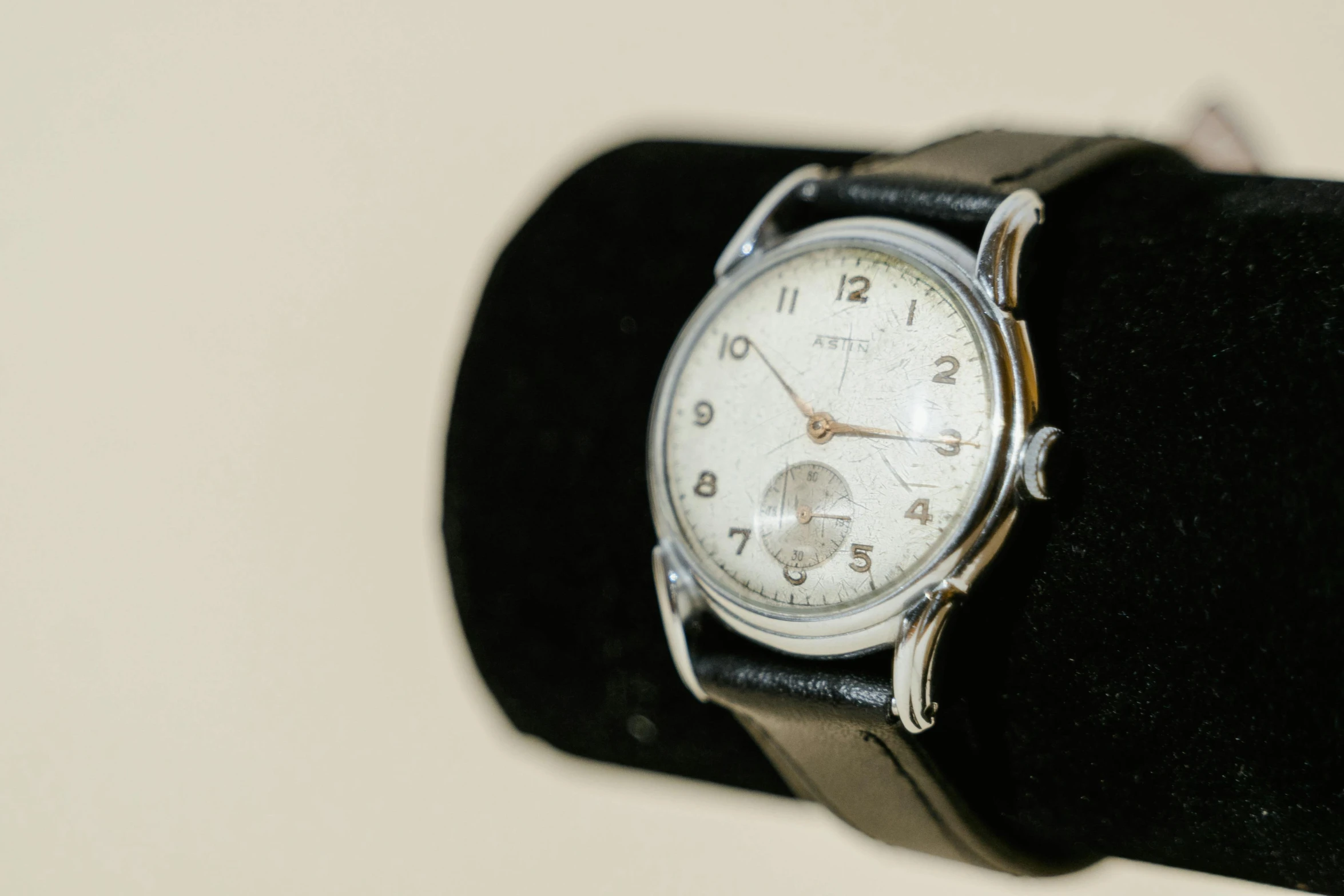 a close up of a wrist with a watch on it, by Eero Järnefelt, reddit, bauhaus, vintage - w 1 0 2 4, prop, realistic », mint