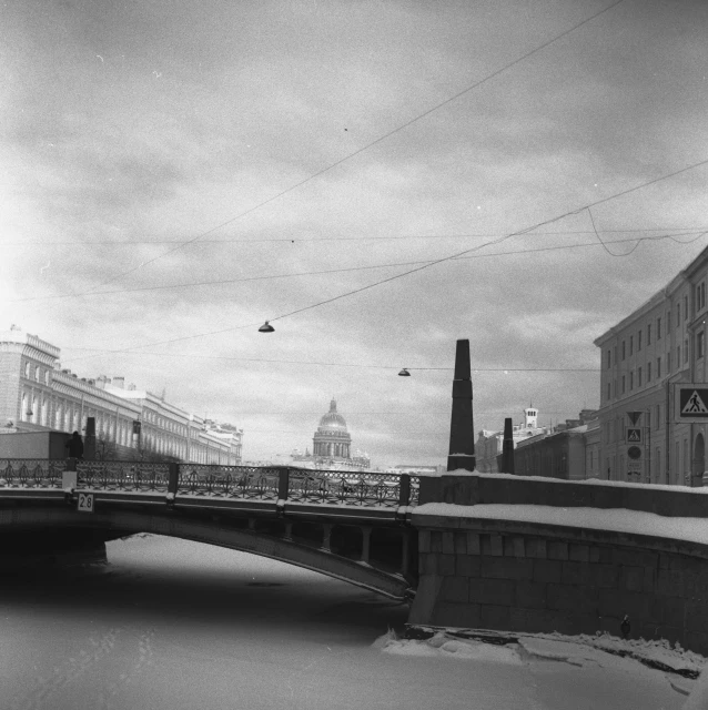 a black and white photo of a bridge over a river, by Maurycy Gottlieb, saint petersburg, winter 1941, unpublished photo of ufo, lampposts