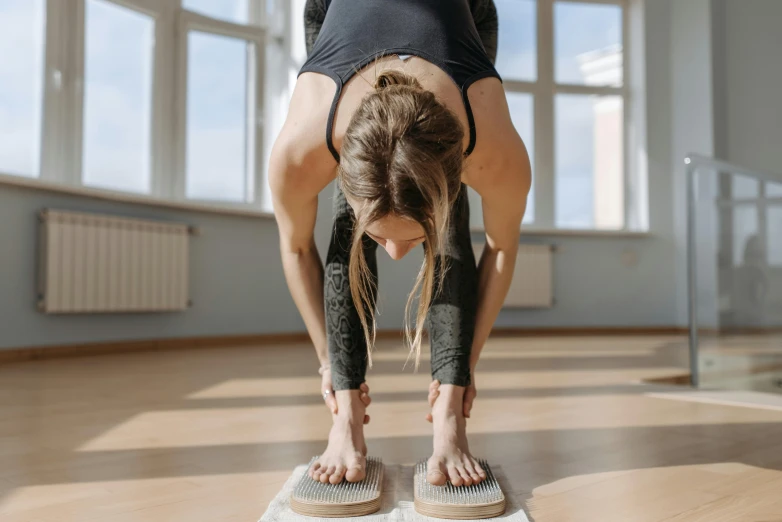 a woman doing a handstand on a scale in a room, trending on pexels, arabesque, marjaryasana and bitilasana, 🦩🪐🐞👩🏻🦳, low quality photo, head down