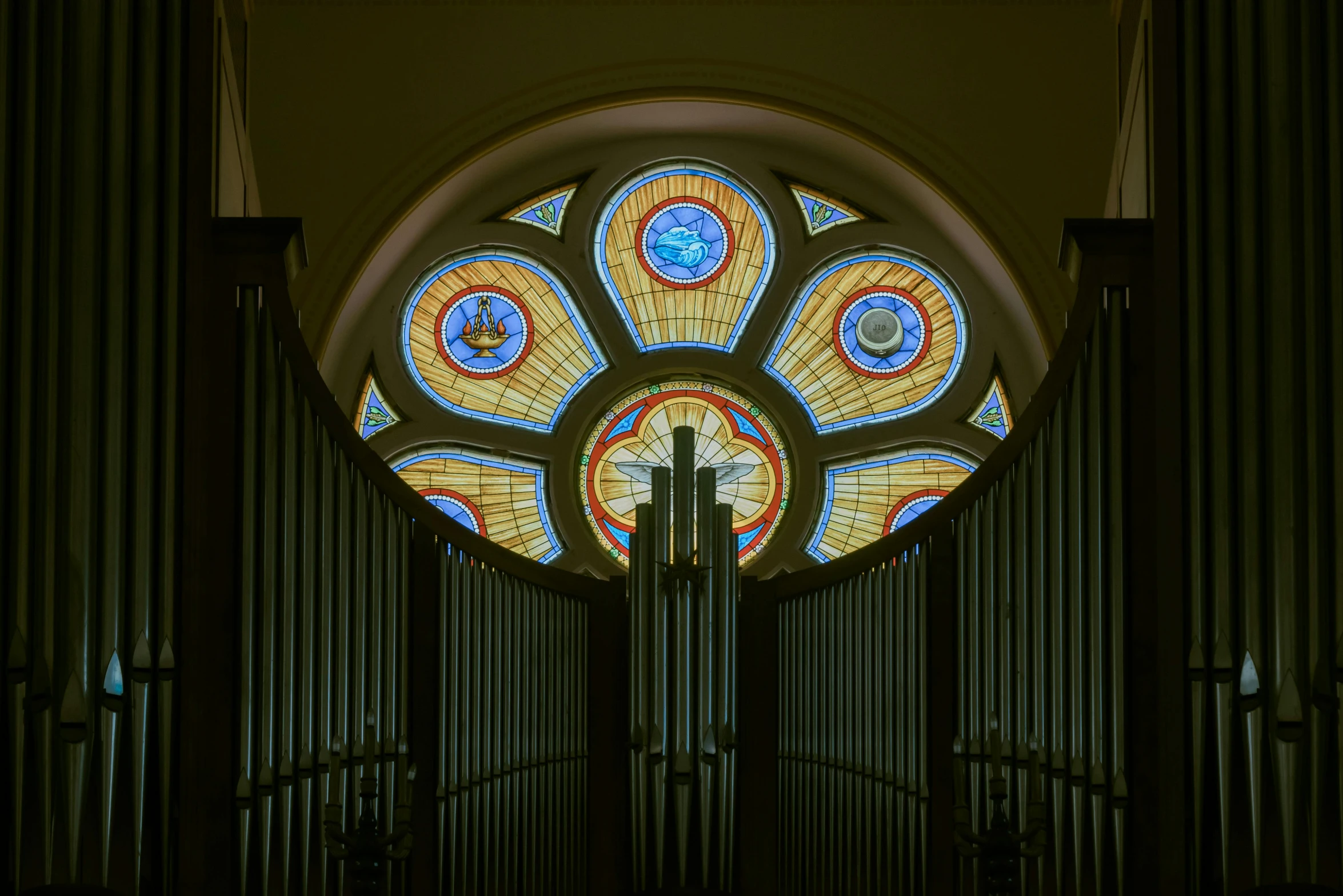 a pipe organ in front of a stained glass window, circular windows, 2019, merriam daniel, 2006 photograph
