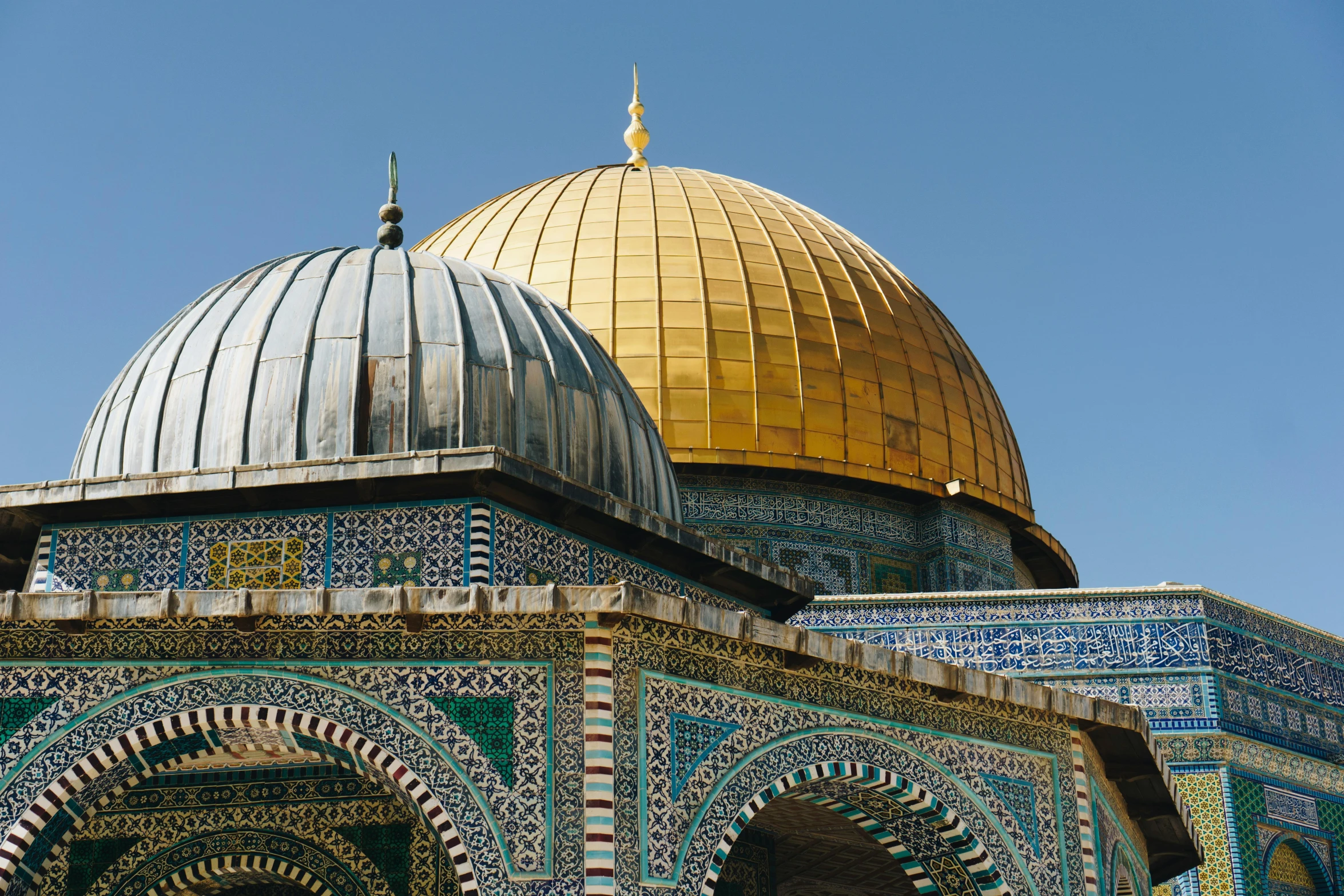 a close up of a dome on top of a building, by Meredith Dillman, trending on unsplash, hurufiyya, jerusalem, 2 5 6 x 2 5 6 pixels, gold and green, muslim