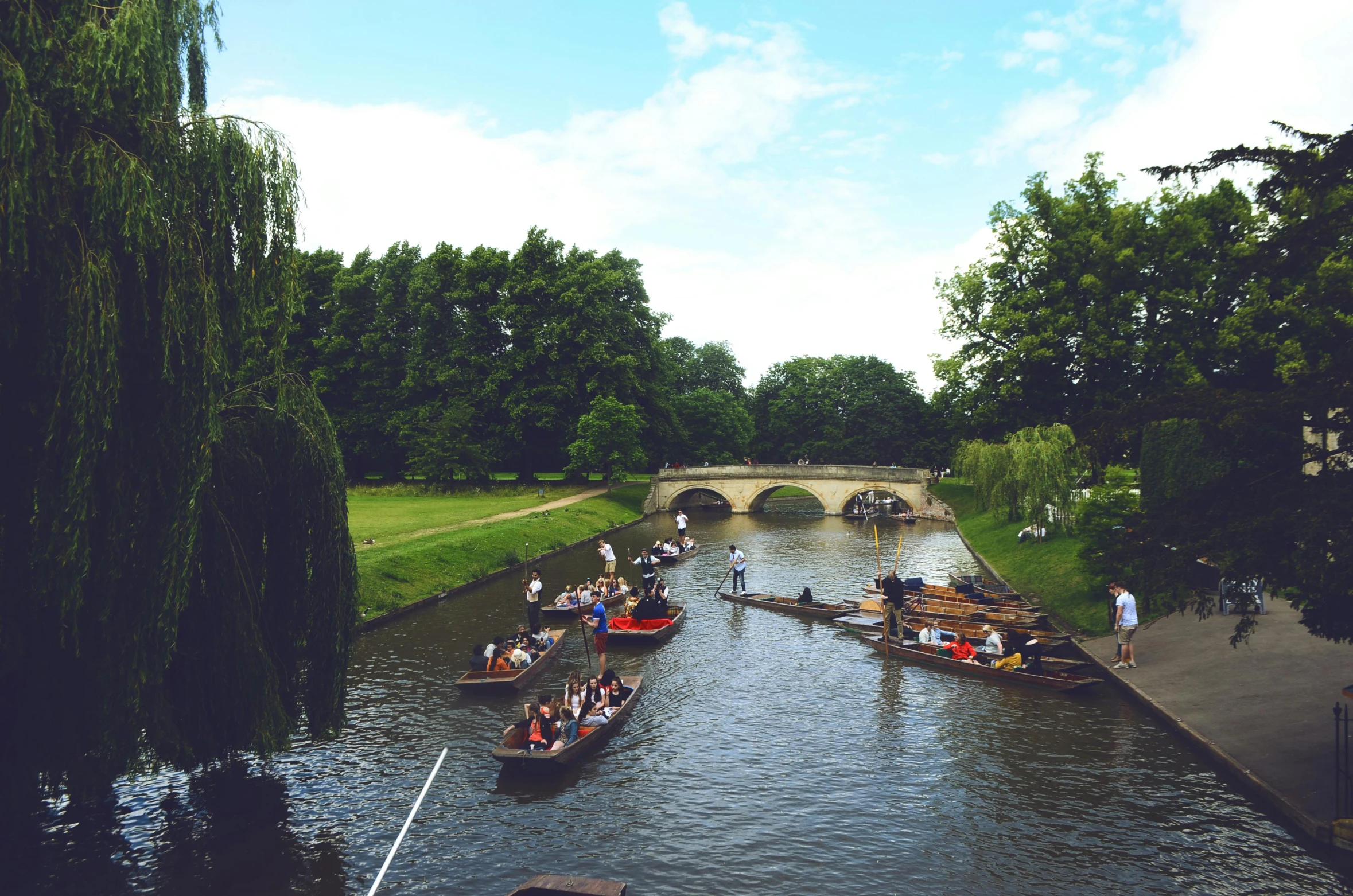 a group of boats traveling down a river next to a bridge, by Romain brook, pexels contest winner, renaissance, parks and gardens, jane austen, summer 2016, 🦩🪐🐞👩🏻🦳