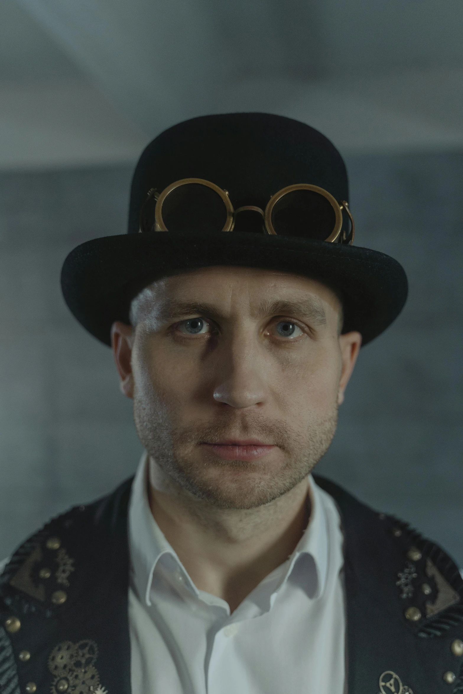 a man wearing a black hat and glasses, inspired by Konrad Klapheck, renaissance, highly detailed vfx portrait of, houdini vfx, looks directly at camera, linus from linustechtips