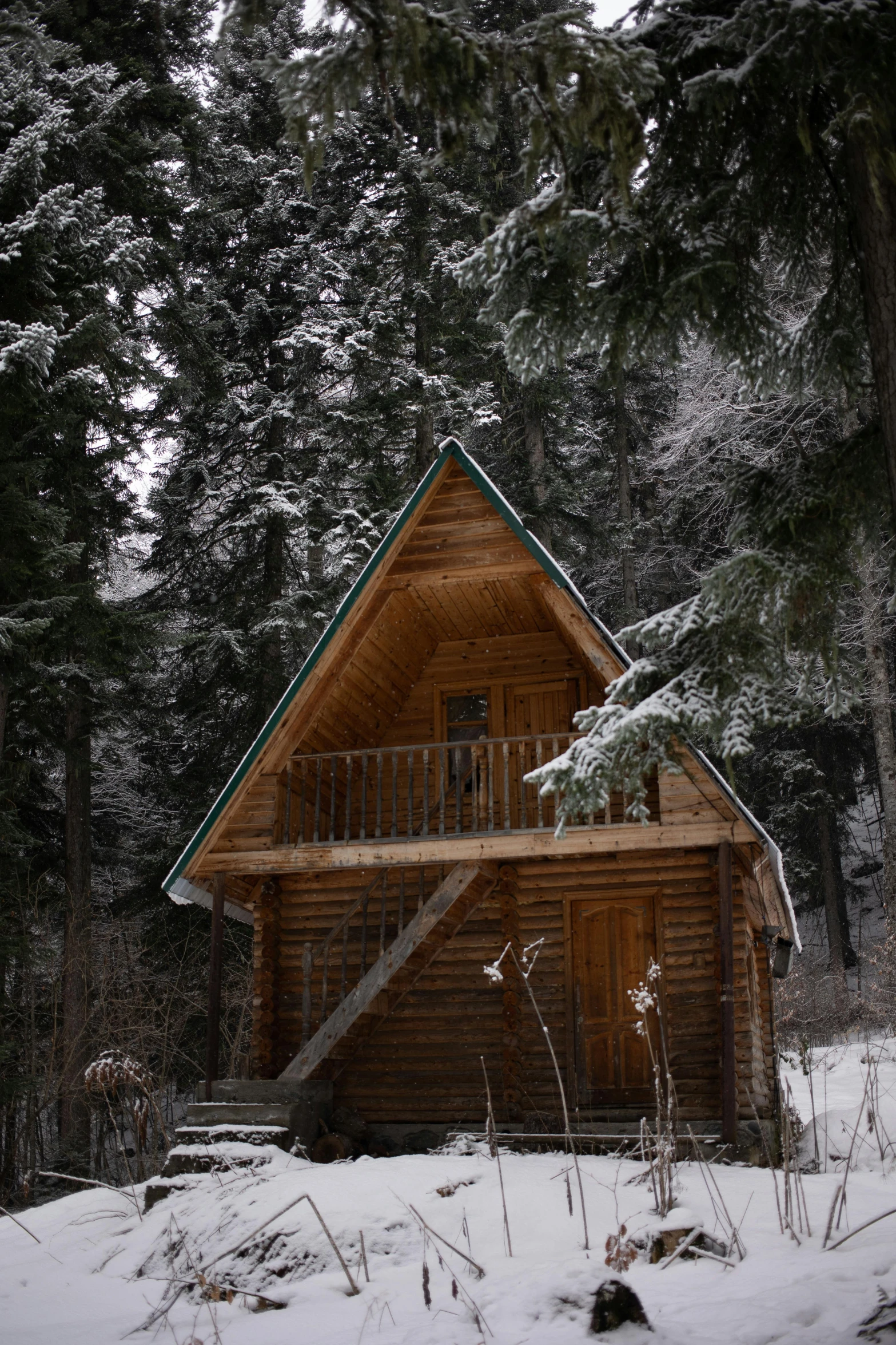 a small cabin in the middle of a snowy forest, by Jessie Algie, pexels contest winner, renaissance, peaked wooden roofs, washington state, 3/4 front view, built on a steep hill