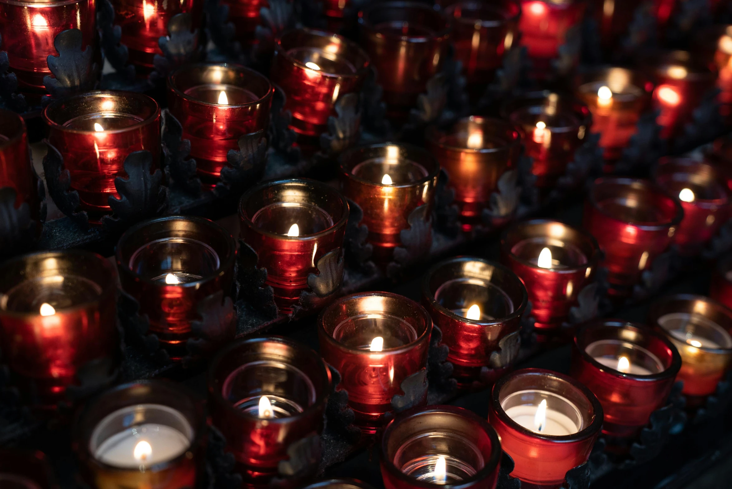 a bunch of red candles sitting next to each other, refik anadol, thumbnail, many light sources, early morning light