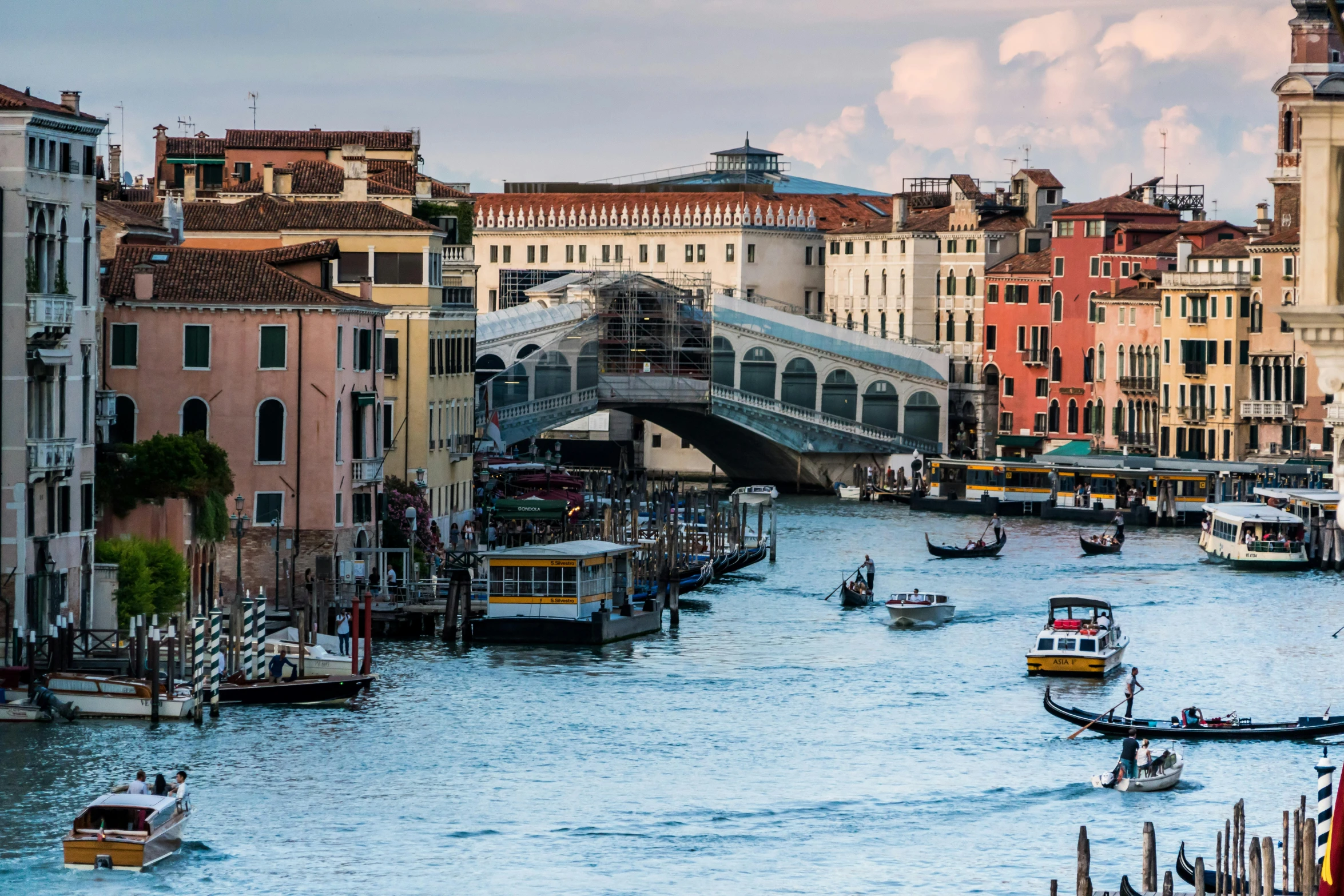 a river filled with lots of boats next to tall buildings, inspired by Quirizio di Giovanni da Murano, pexels contest winner, renaissance, thumbnail, bridges, venice biennale, youtube thumbnail