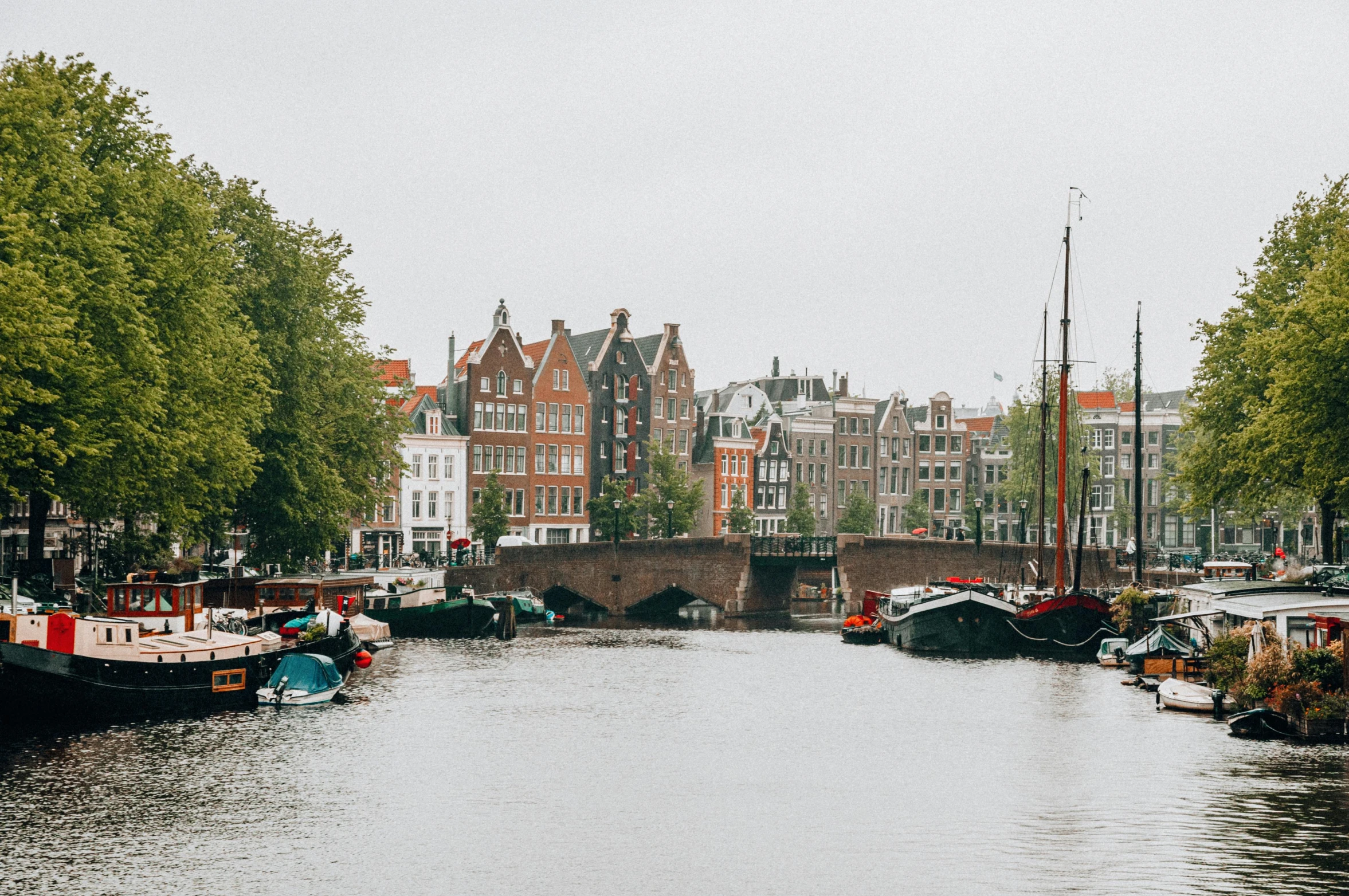 a river filled with lots of boats next to tall buildings, a photo, by Jan Tengnagel, pexels contest winner, vermeer painting, 🦩🪐🐞👩🏻🦳, a cozy, a quaint