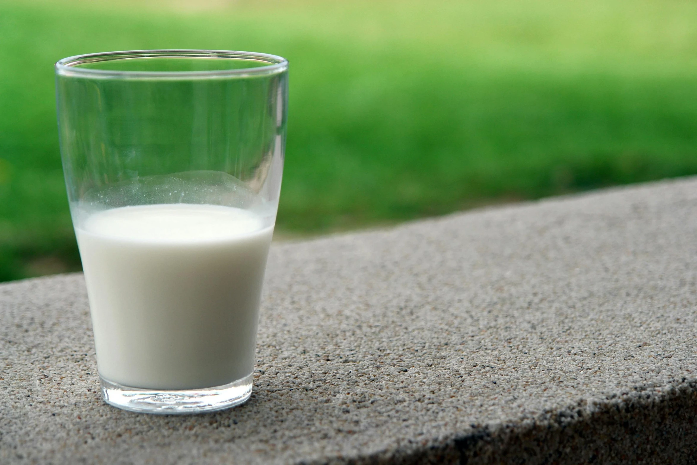 a glass of milk sitting on a ledge, 15081959 21121991 01012000 4k, background image, instagram photo, outdoor photo