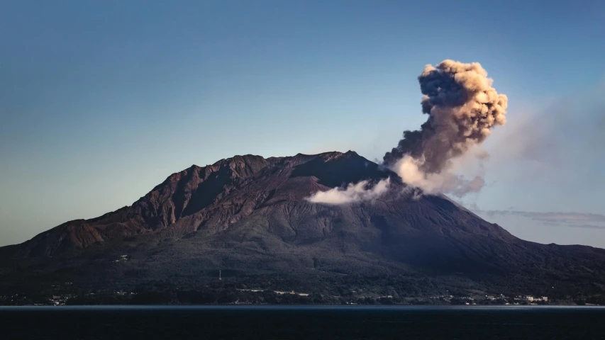 a plume of smoke rising from the top of a mountain, by Julia Pishtar, pexels contest winner, sumatraism, pompeii, tsunami, reunion island, skull island