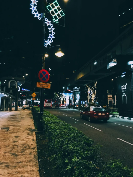 a city street filled with lots of traffic at night, pexels contest winner, hyperrealism, singapore ( 2 0 1 8 ), 💋 💄 👠 👗, vsco, christmas night