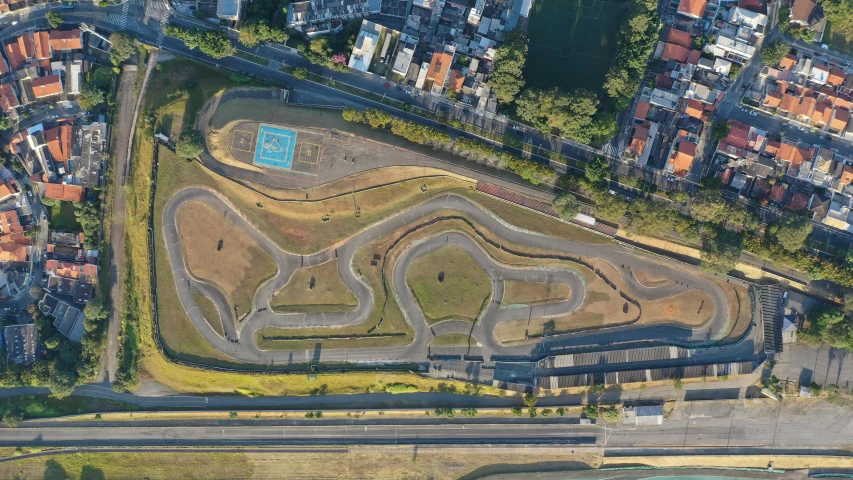 an aerial view of a race track in a city, by Felipe Seade, reddit, 15081959 21121991 01012000 4k, location ( favela _ wall ), hyperdetailed photo, square