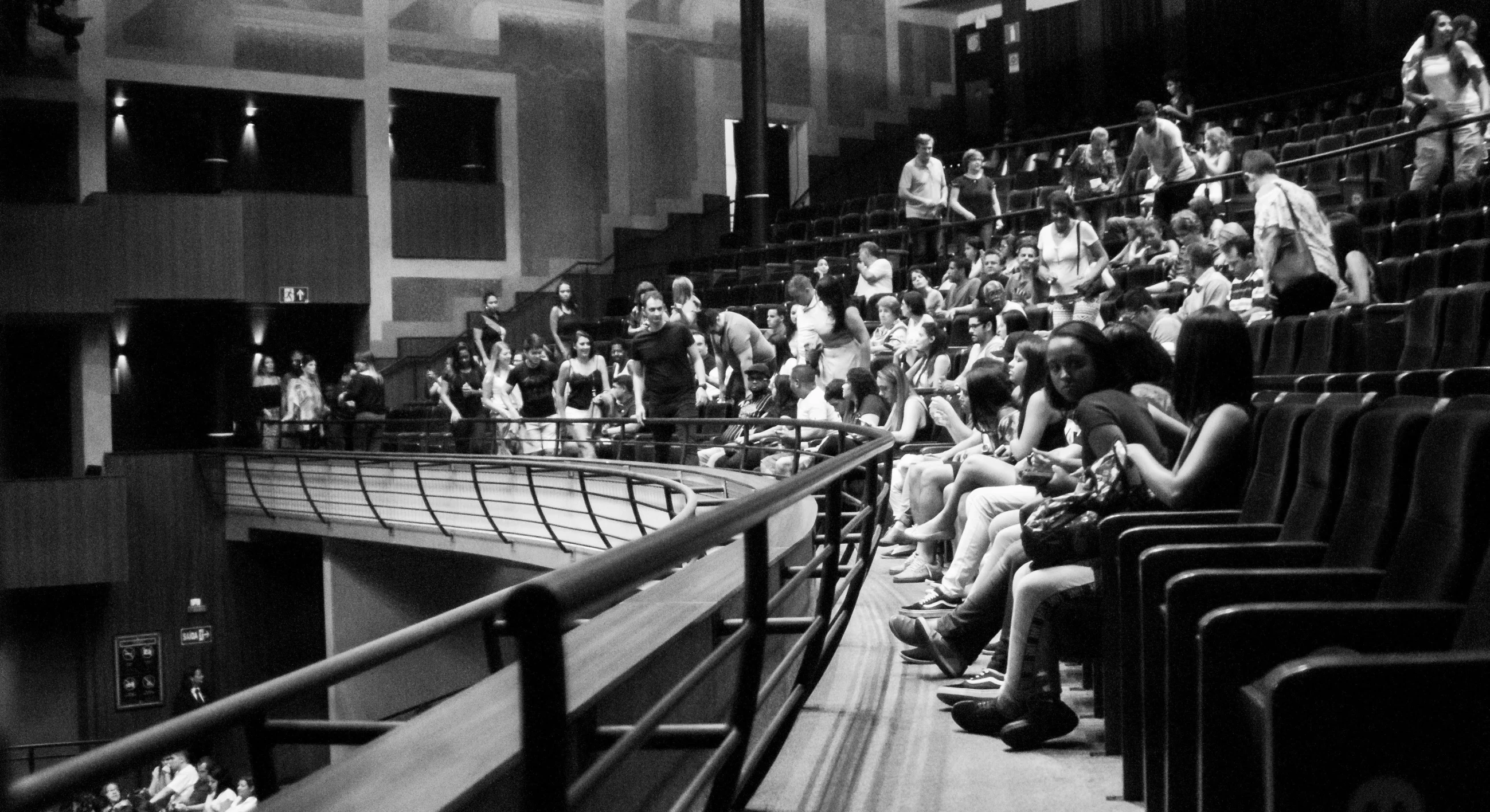 a black and white photo of a crowd of people, by Amelia Peláez, ashcan school, mini amphitheatre, facebook photo, sitting down casually, big hall