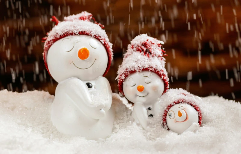 a couple of snowmen standing next to each other, trending on pixabay, process art, happy family, covered in salt, cozy wallpaper, avatar image