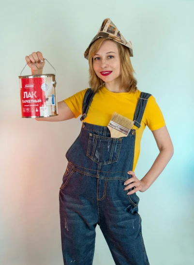 a woman in overalls holding a paint can and a paintbrush, pexels contest winner, amouranth, 15081959 21121991 01012000 4k, jeans and t shirt, promotional image