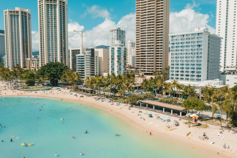 a beach filled with lots of people next to tall buildings, pexels contest winner, hawaii, clear blue water, 🦩🪐🐞👩🏻🦳, flatlay