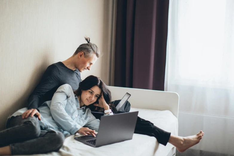 a man and woman sitting on a bed with a laptop, trending on pexels, avatar image, natasha tan maciej kuciara, parents watching, profile image