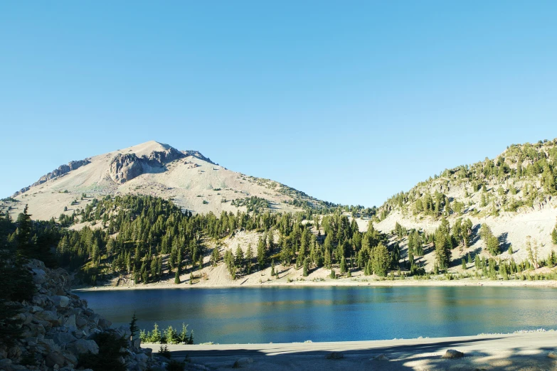 a large body of water surrounded by trees, by Whitney Sherman, unsplash, hurufiyya, mammoth, sunfaded, 2 5 6 x 2 5 6 pixels, mountain lakes