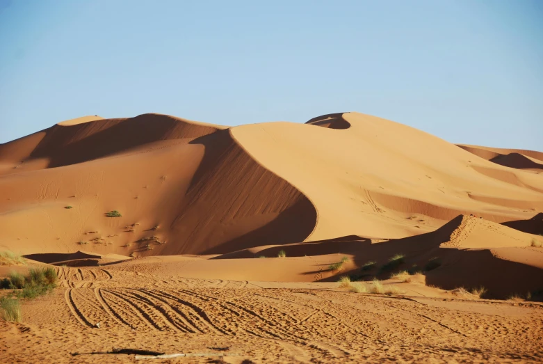 a large sand dune in the middle of a desert, pexels contest winner, hurufiyya, tuareg, rolling hills, snacks, youtube thumbnail