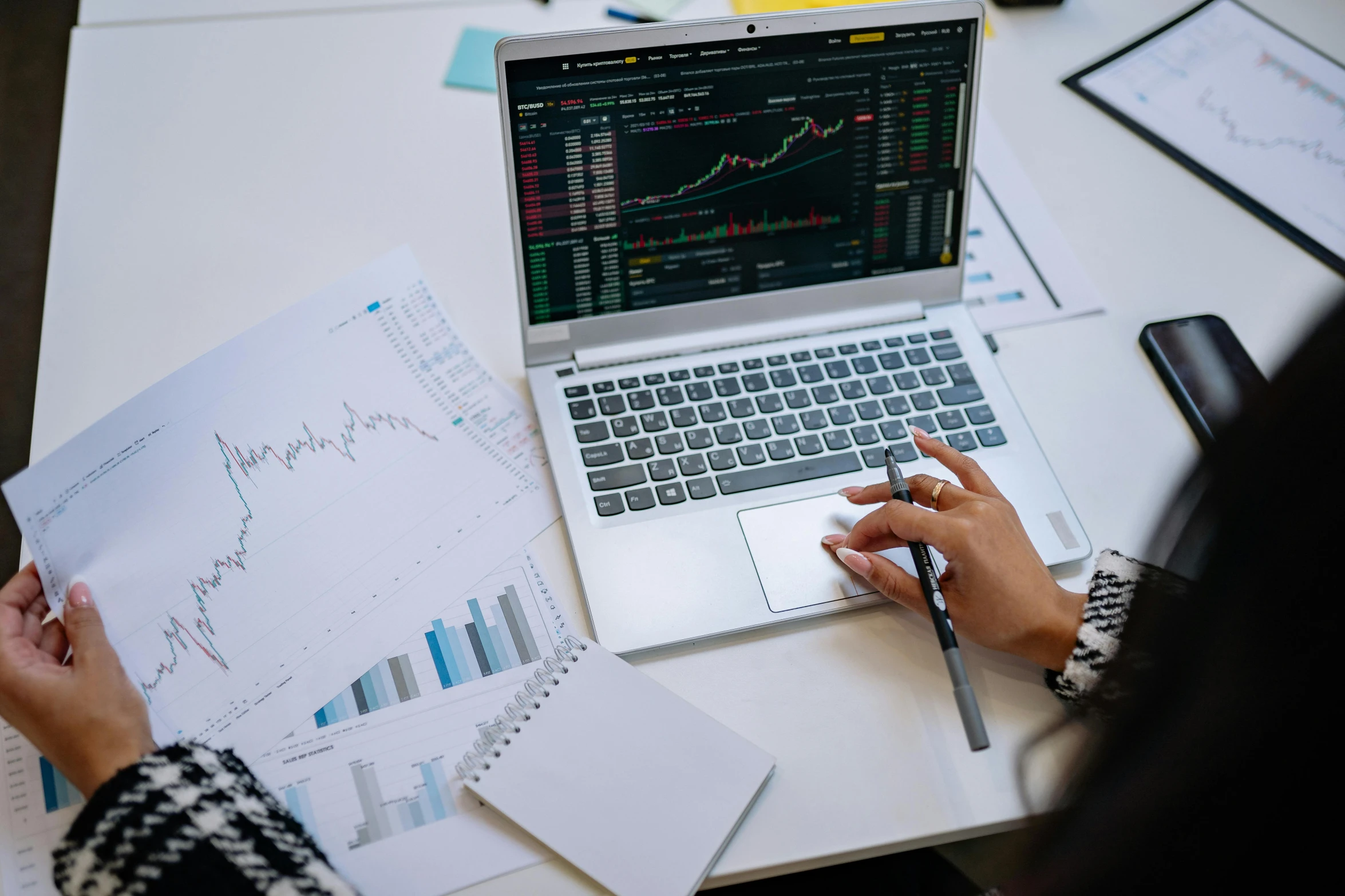 a woman sitting at a desk working on a laptop, pexels, analytical art, displaying stock charts, 🦩🪐🐞👩🏻🦳, ad image, ash thorp khyzyl saleem