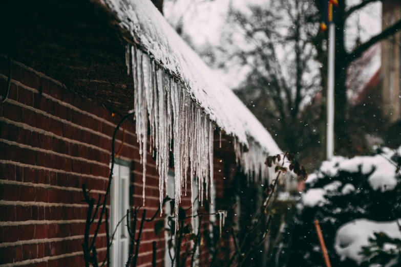 icicles hanging from the roof of a house, a photo, by Kristian Zahrtmann, trending on pexels, thatched roofs, unsplash photography, ilustration, 🦩🪐🐞👩🏻🦳