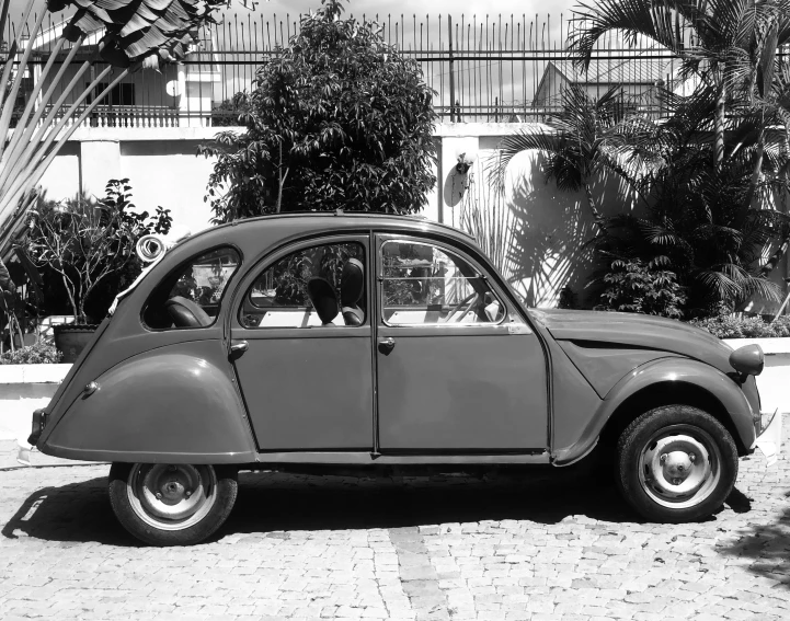 a black and white photo of a small car, a black and white photo, by Sven Erixson, pexels, pop art, matisse, 🦩🪐🐞👩🏻🦳, 1959, exotic