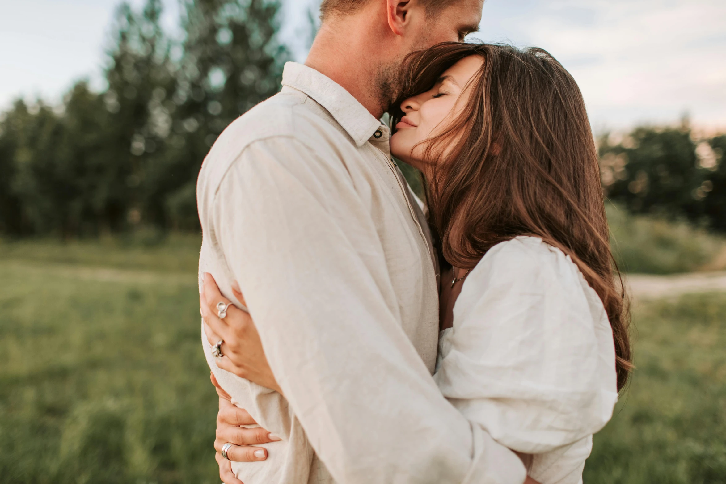 a man and a woman embracing in a field, pexels contest winner, wearing a linen shirt, 15081959 21121991 01012000 4k, background image, kissing