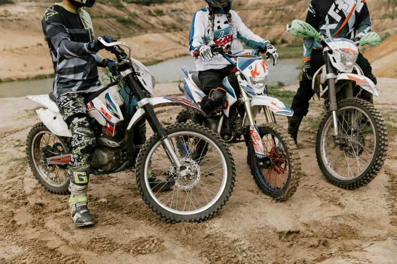 a couple of people that are on dirt bikes, unsplash, figuration libre, avatar image, close-up photo, educational, 000 — википедия
