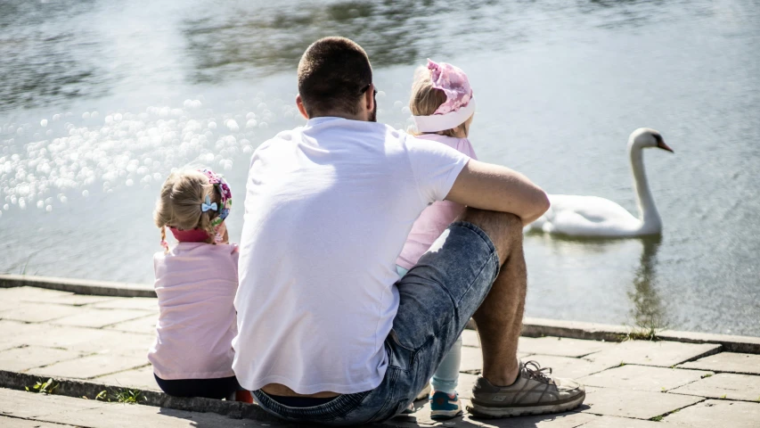 a man and a little girl sitting next to a body of water, pexels contest winner, figuration libre, daddy, onlookers, 15081959 21121991 01012000 4k, cuddly