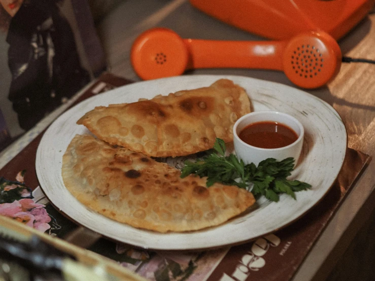 a close up of a plate of food on a table, calzone zone, 🦩🪐🐞👩🏻🦳, profile image, crispy buns