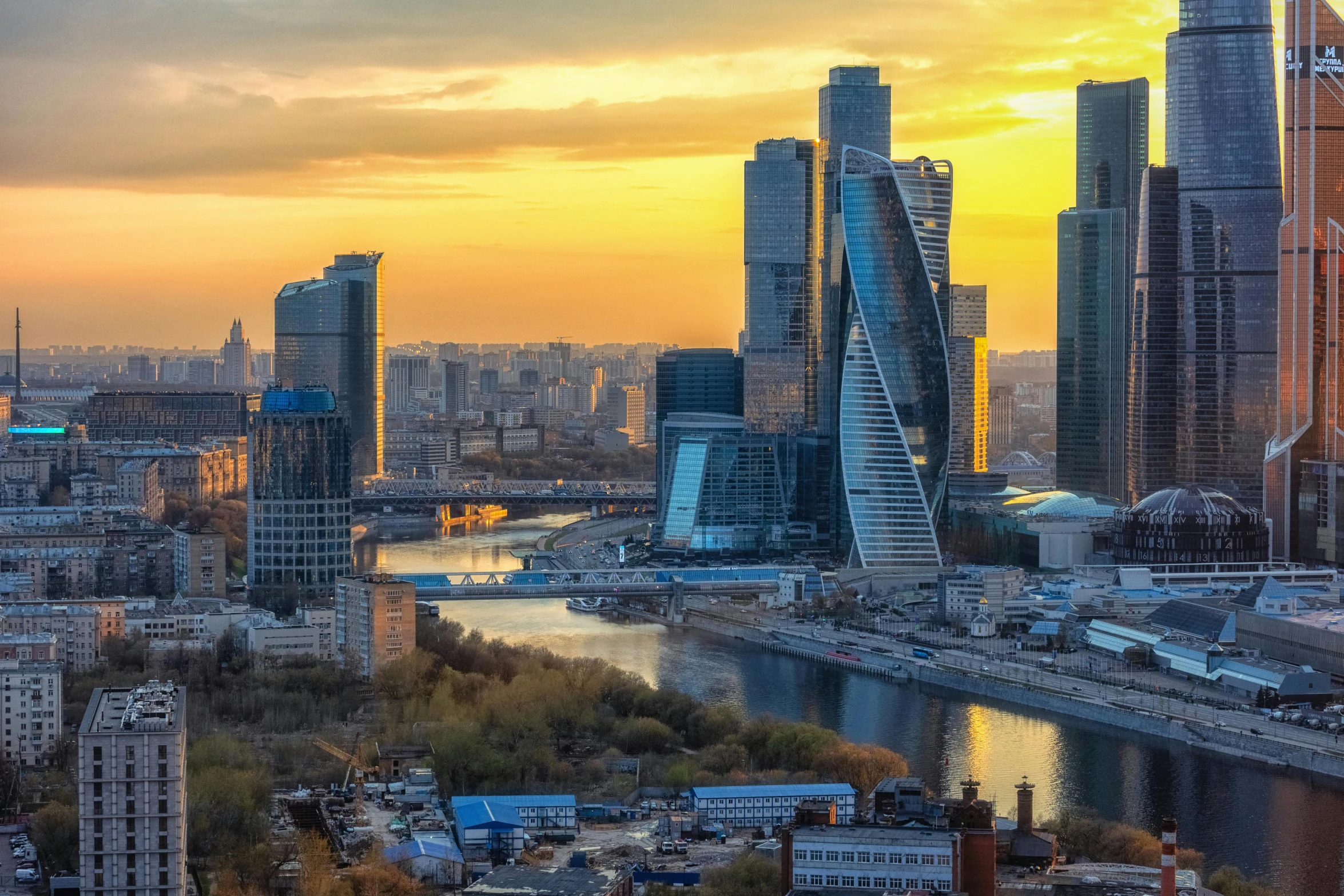 an aerial view of a city at sunset, by Serhii Vasylkivsky, pexels contest winner, skyscrapers on the background, building along a river, foster and partners, фото девушка курит