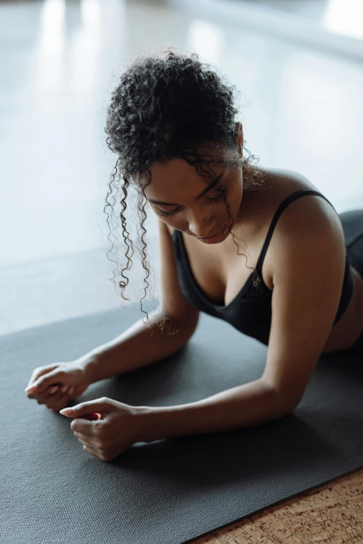 a woman is doing h ups on the mat