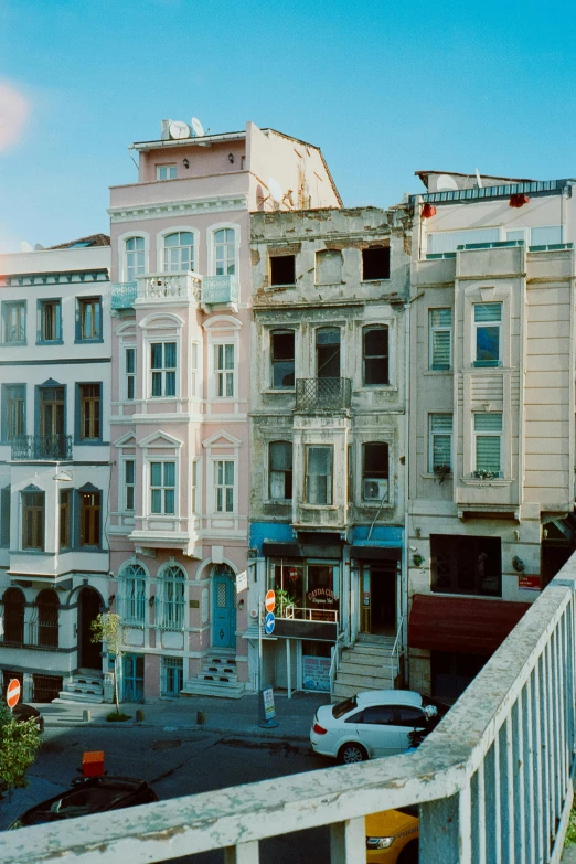 this is an image of multiple rowhouses in the middle of an intersection