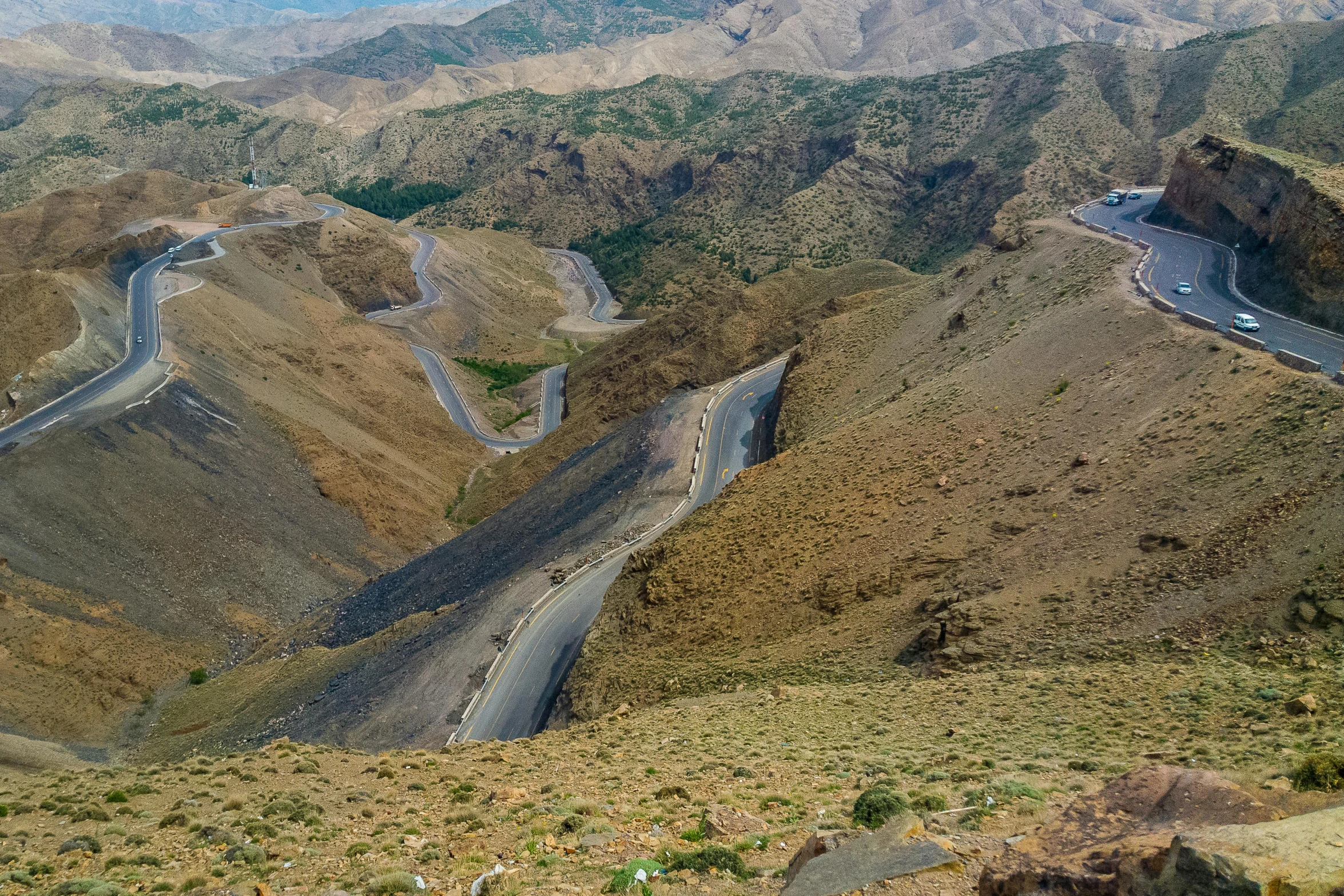 a scenic po with many curves and hills