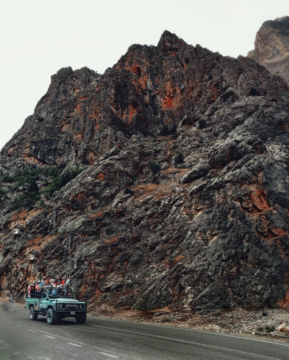 there are many cars that are driving up this mountain