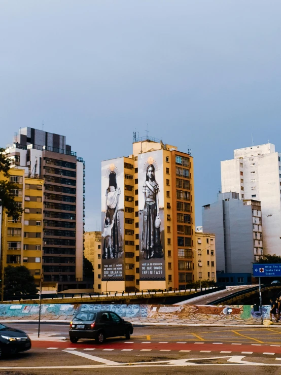 a tall building is near some cars and other buildings