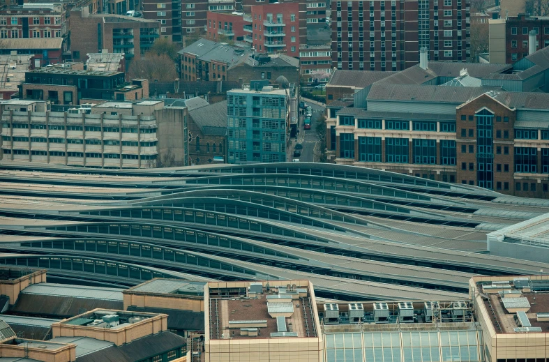 a train station that is very large in the city