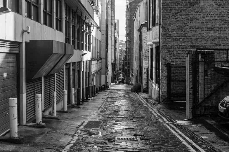 an alleyway with cobblestones is empty