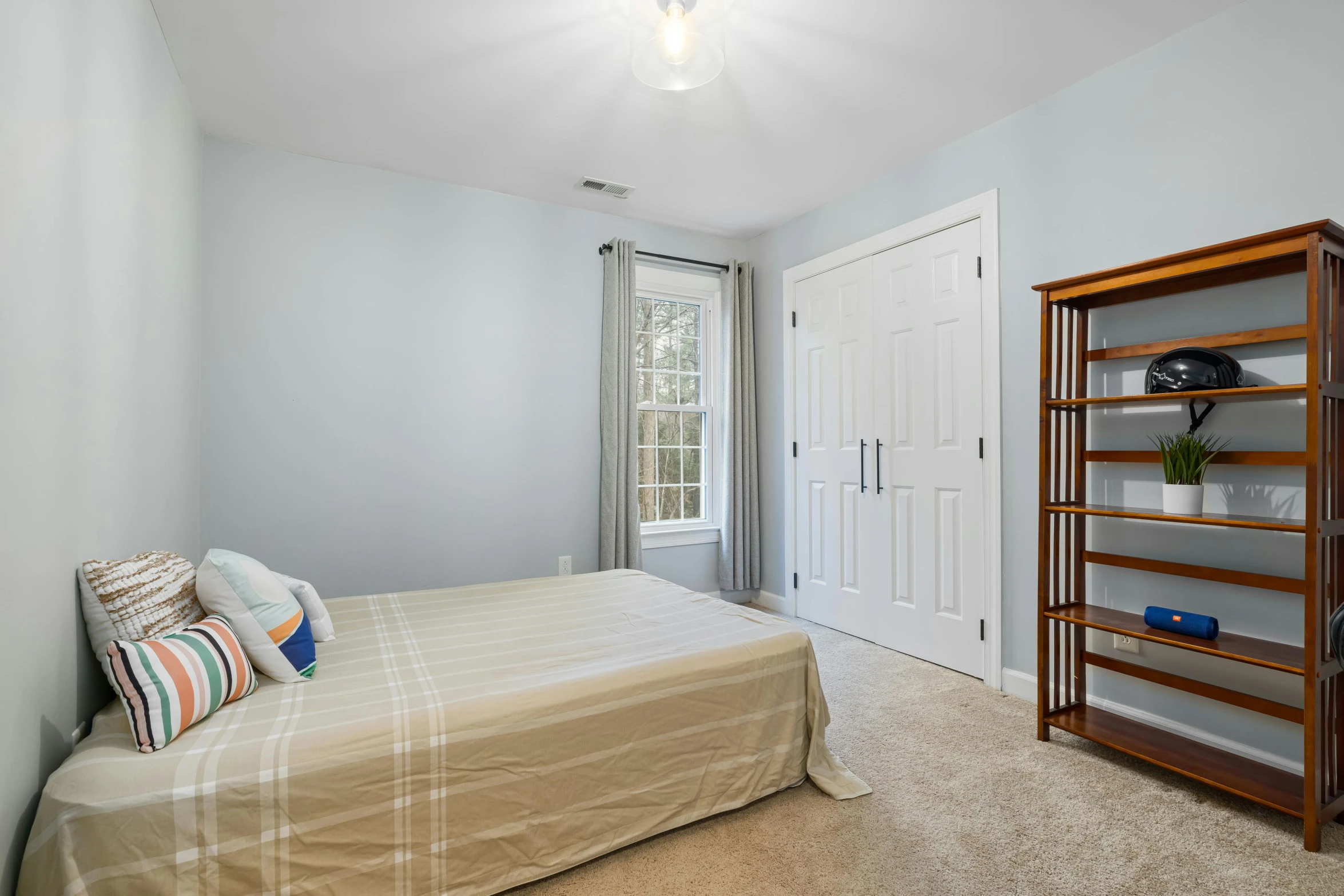 an empty bedroom with blue walls and a white carpet