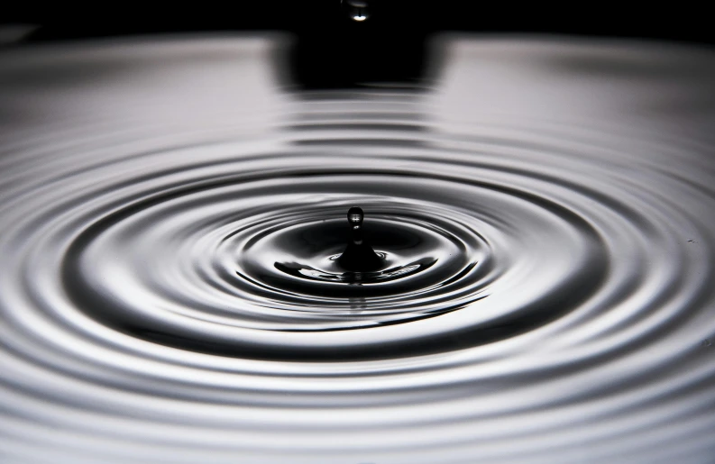 this is a water droplet in the middle of the pool