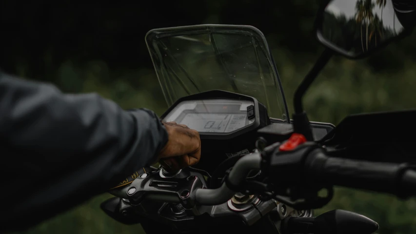 a close up view of the handle bar on a motorcycle