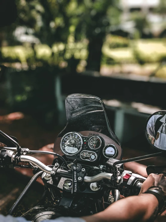 the motorcycle mirror and handle bars are reflected in the side view mirrors