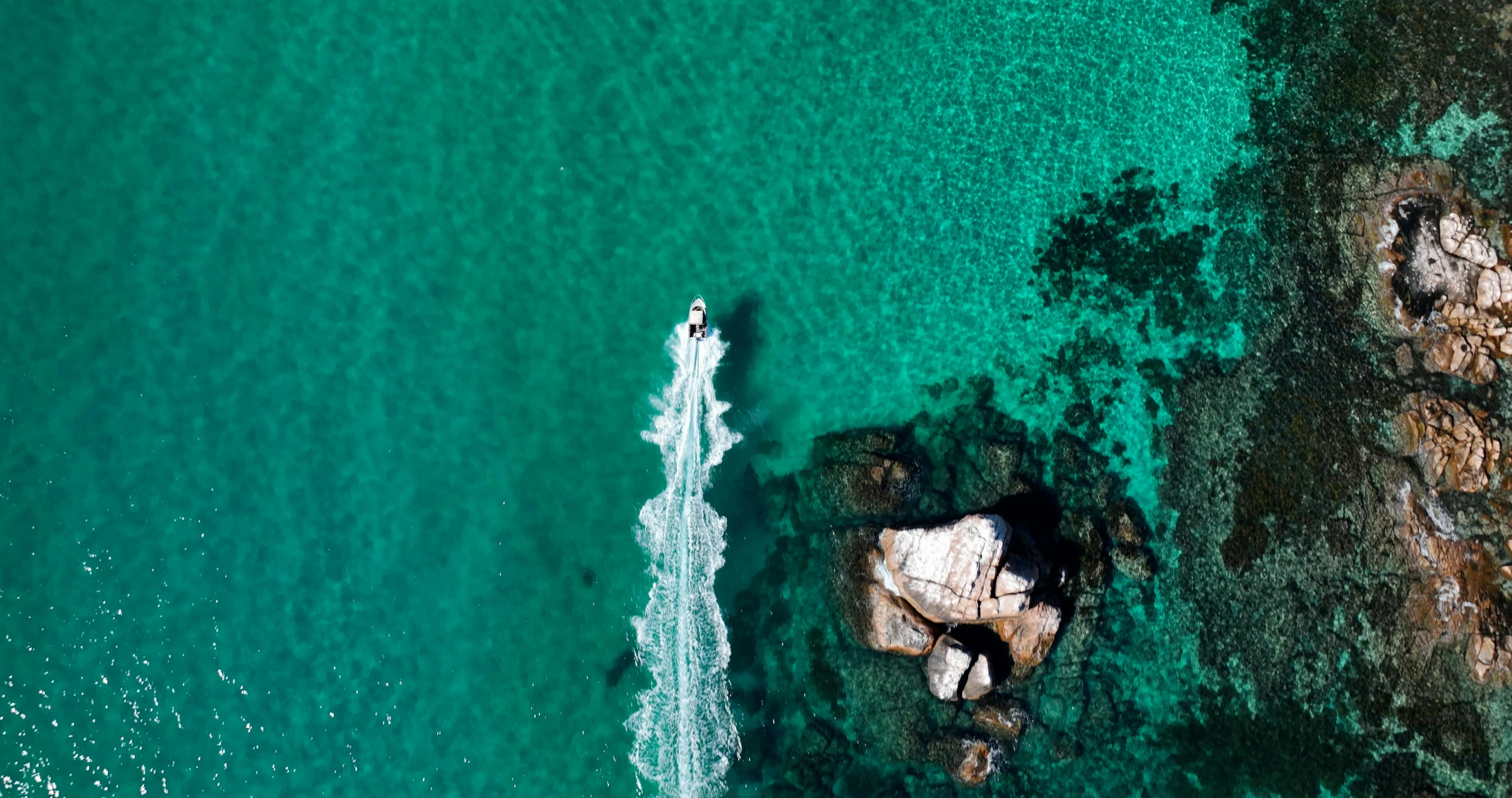 a couple of boats that are in the water, pexels contest winner, airborne view, the emerald coast, thumbnail, 30 year old man