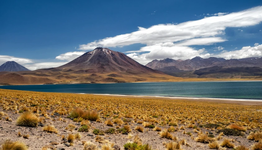 a mountain lake is shown in the desert