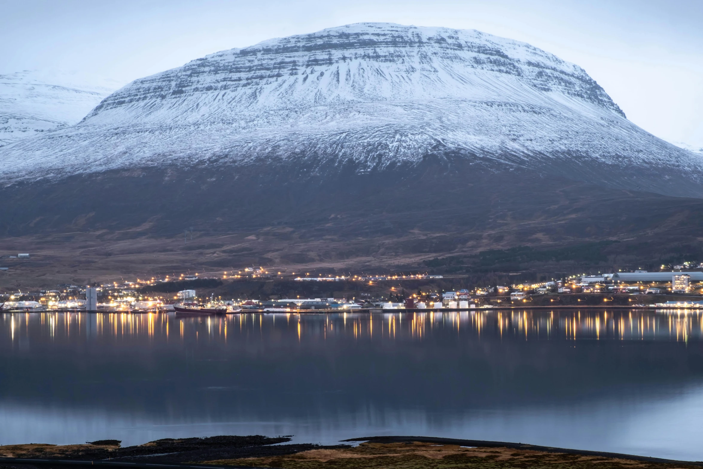 the snow is covering the mountain in the town