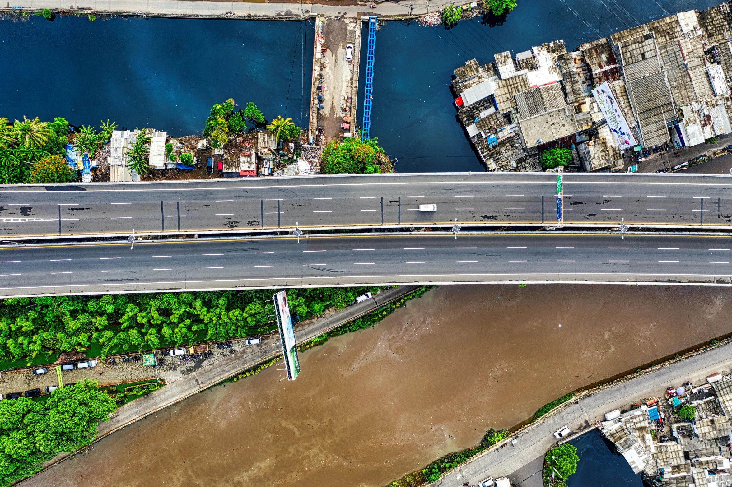 an aerial view of a bridge over a river, by Daniel Lieske, pexels contest winner, photorealism, south jakarta, flooding, mexico city, thumbnail