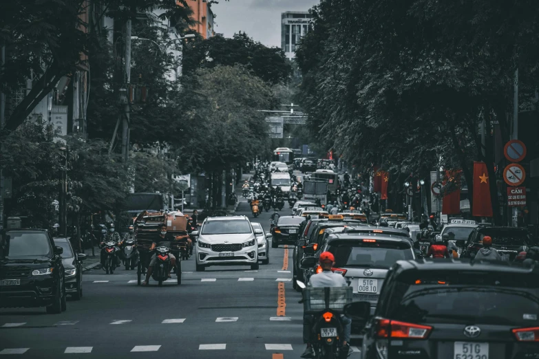 a busy city street filled with lots of traffic