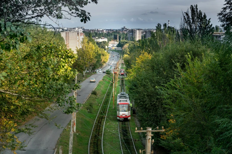 looking down a narrow, narrow highway toward the city