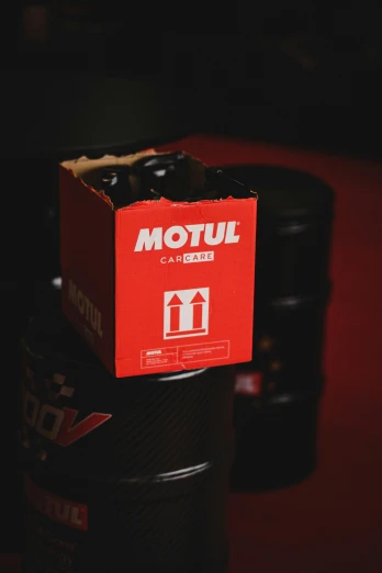 the can box is labeled motul and the packaging is labeled for the beverage