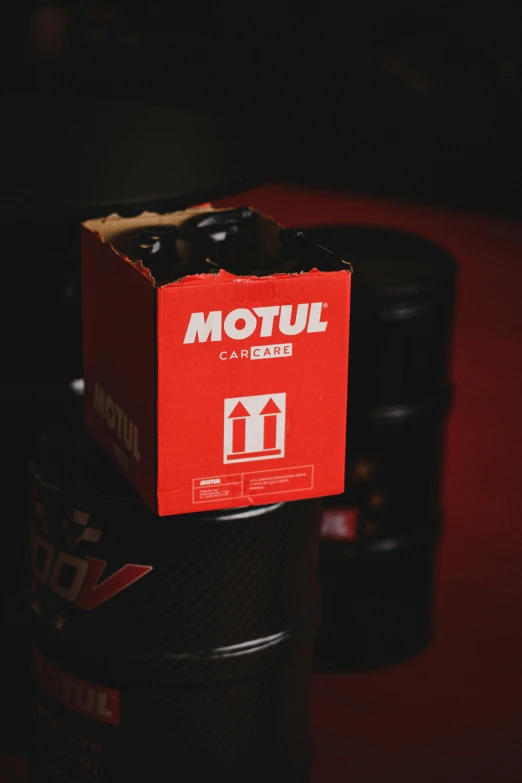 the can box is labeled motul and the packaging is labeled for the beverage